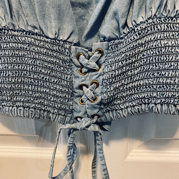 Women’s Venus Size Large denim look elastic detail top. - Picture 2 of 4